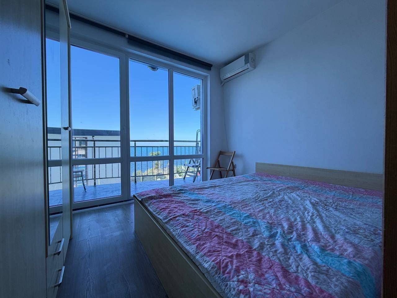 Wohnung mit einem Schlafzimmer in erster Meereslinie in Pomorie – Panoramablick auf das Meer und den Pool