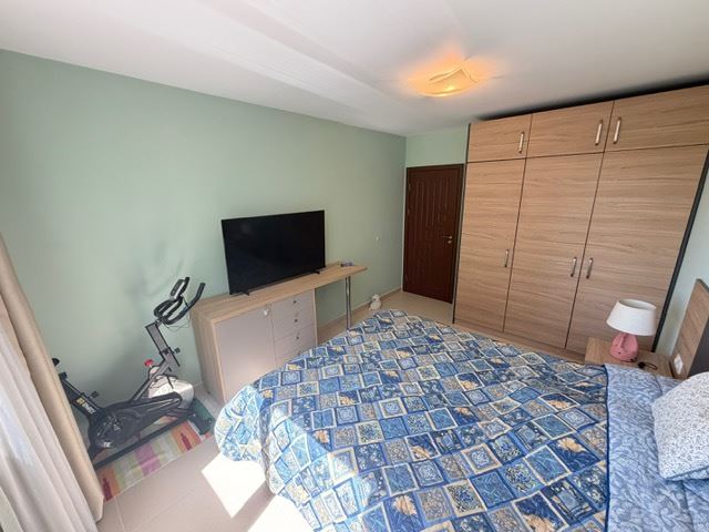 Geräumiges Appartment mit zwei Schlafzimmern in erster Meereslinie mit frontalem Panoramablick auf das Meer