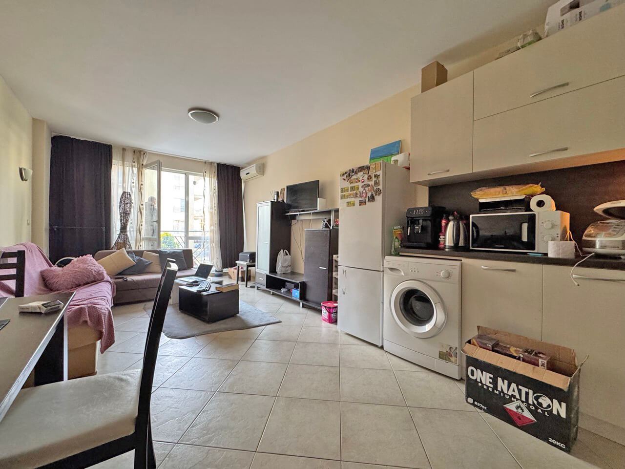 Geräumige Zwei-Zimmer-Wohnung mit niedriger Wartungsgebühr am Sonnenstrand