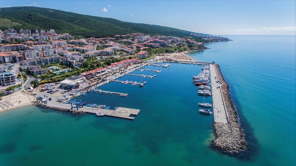 2-Zimmer-Wohnung mit direktem Meerblick in Sveti Vlas – Komfort, Ruhe und Resort-Lebensstil