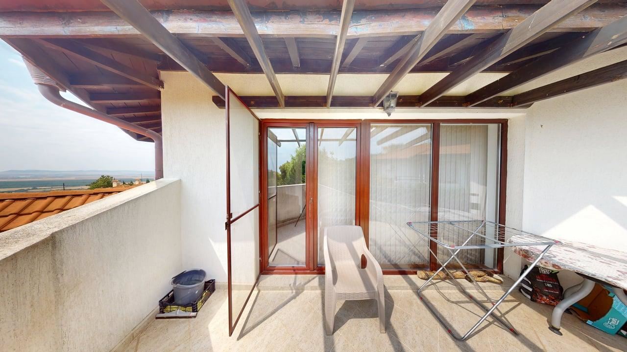 Zweizimmerwohnung mit Panoramablick auf das Meer und die Berge in einer Wohnanlage mit Swimmingpools und SPA-Zentrum