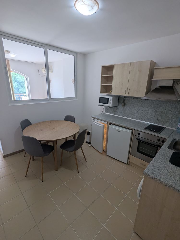 Geräumige Drei-Zimmer-Wohnung mit frontalem Meerpanorama in einer Anlage in Ravda
