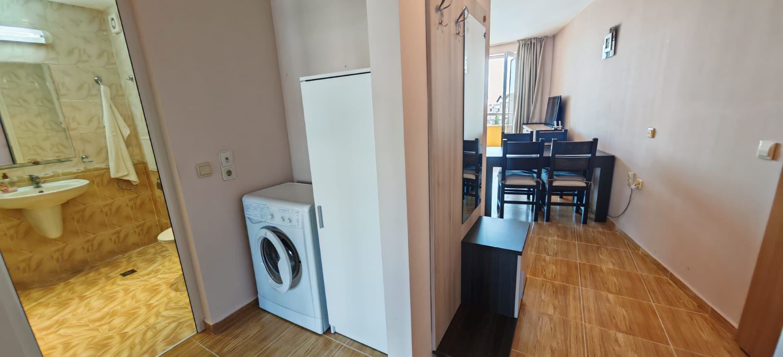 Drei-Zimmer-Wohnung 200 m vom Meer entfernt in Sveti Vlas mit zwei Terrassen und teilweise Meerblick