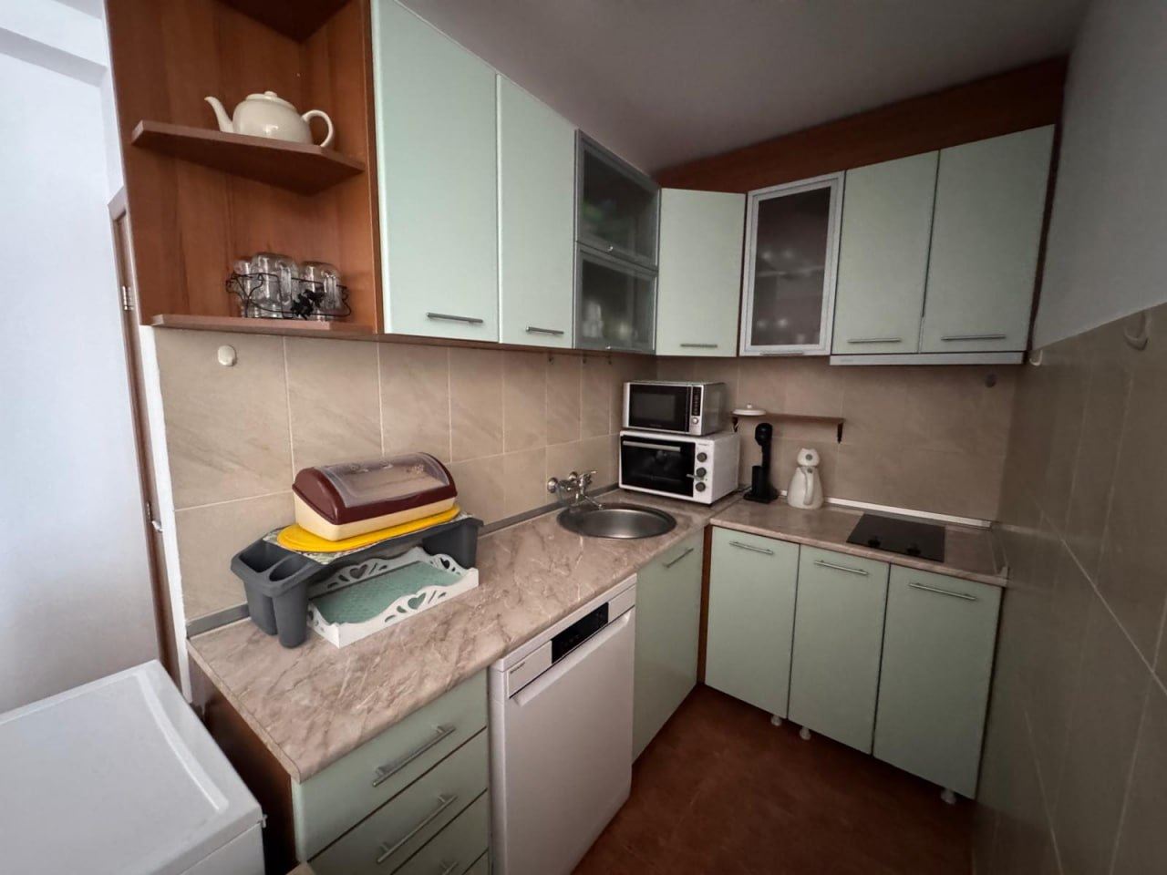 Geräumige Ein-Schlafzimmer-Wohnung mit zusätzlichem Schlafbereich in Sonnenstrand – 200 m vom Strand entfernt