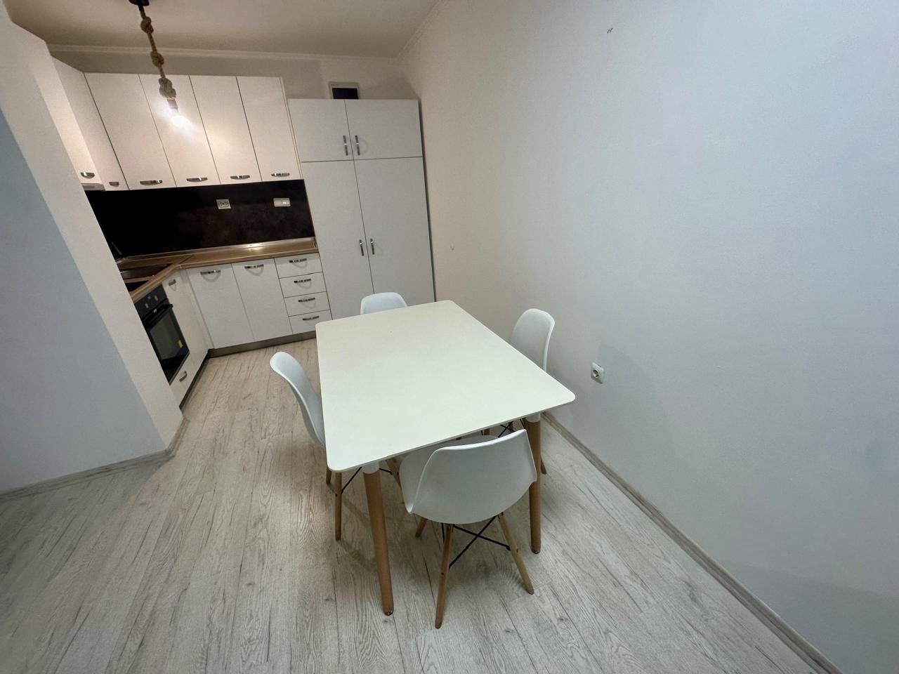 Geräumiges Erdgeschoss-Studio mit Terrasse und Möglichkeit zur Umwandlung in eine Ein-Zimmer-Wohnung – nur 300 m vom Meer