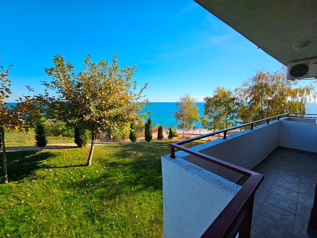 Erste Meereslinie in Sveti Vlas – geräumige Wohnung mit zwei Schlafzimmern und hervorragender Infrastruktur