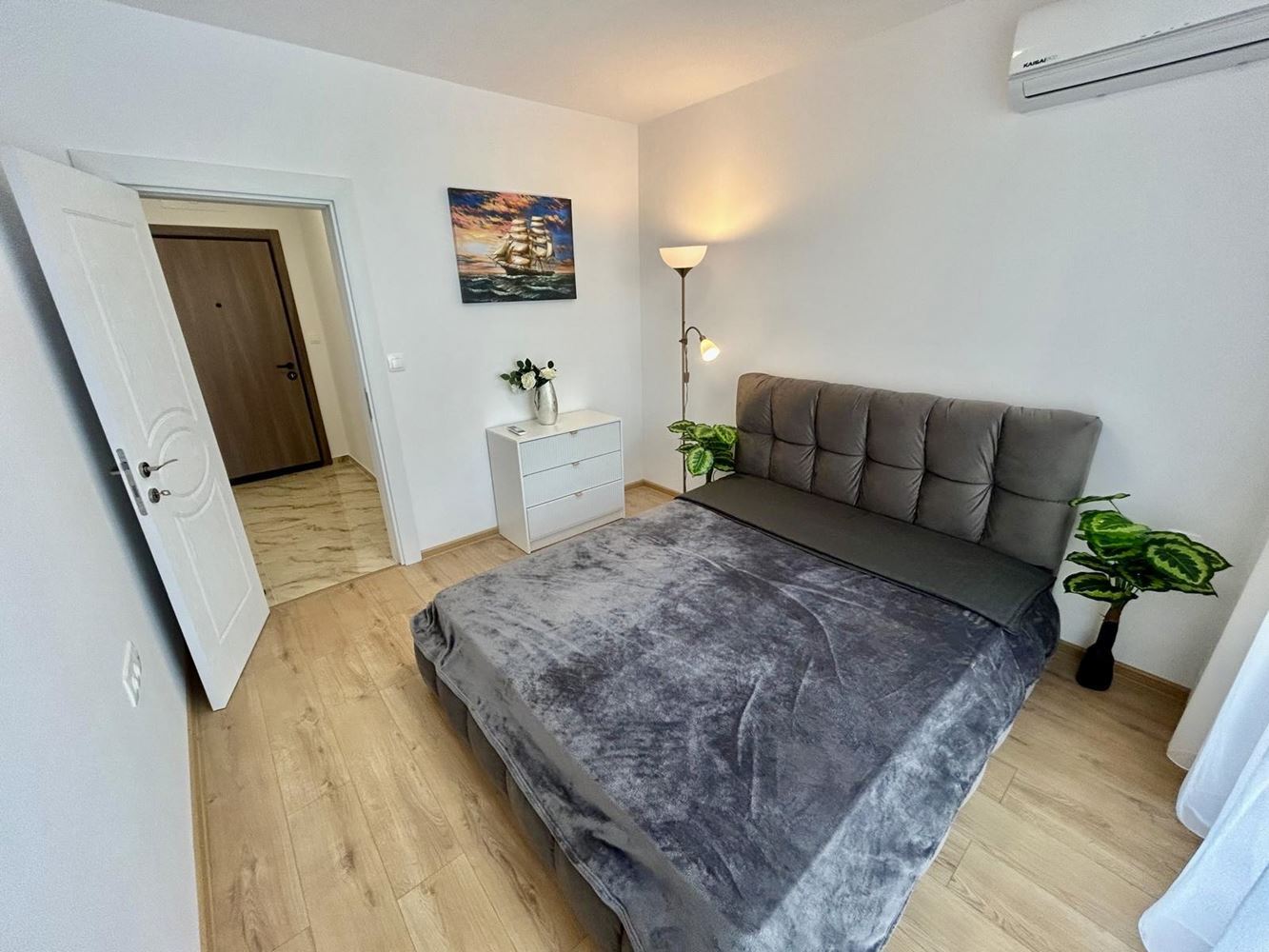 Zwei-Zimmer-Oase in einem neuen Luxuskomplex in Sonnenstrand – mit Poolblick
