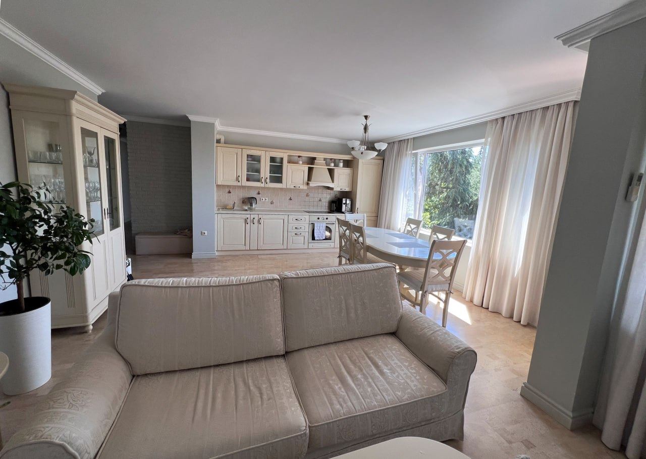 Geräumige Drei-Schlafzimmer-Wohnung mit Panoramablick auf das Meer nur 50 Meter vom Strand entfernt – niedrige Instandhaltungsgebühr!