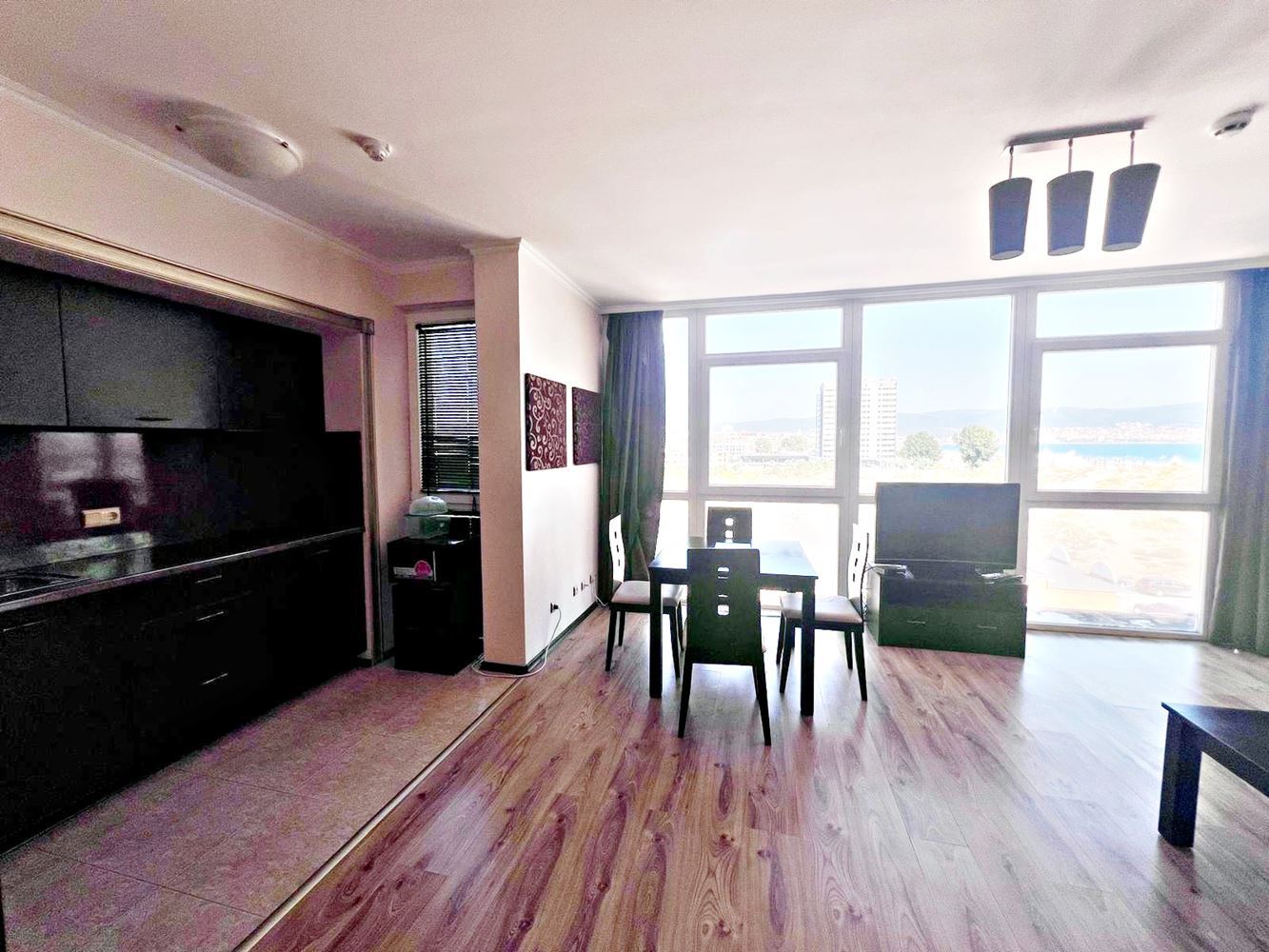 Zweizimmerwohnung mit Panoramablick auf das Meer in erster Meereslinie – geräumige Wohnung in Sonnenstrand