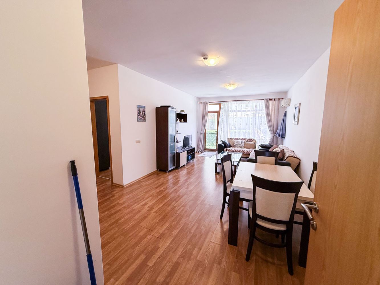 Großzügige Zweizimmerwohnung mit kleinem Privatgarten und großer Veranda in einer Anlage bei Aheloy