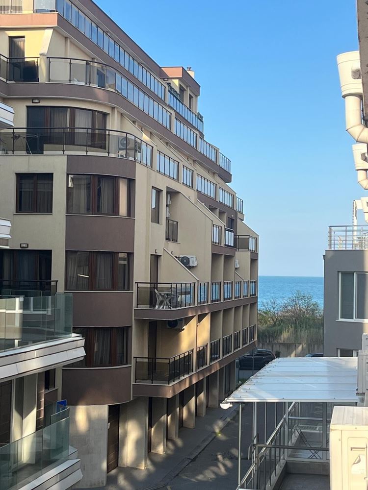 Geräumige 3-Zimmer-Wohnung mit Panoramaterrasse und Meerblick im Herzen von Pomorie