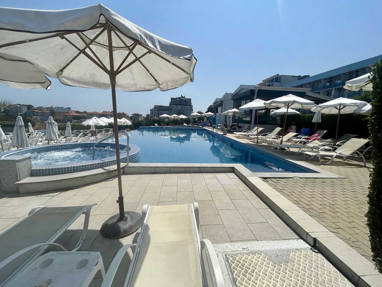 Gemütliches und geräumiges Studio in Ahtopol – bezugsfertig, mit Act 16 und Blick auf den Swimmingpool