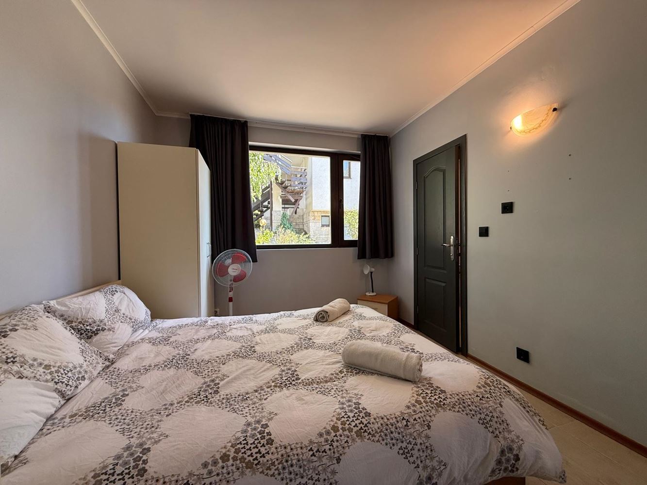 Geräumige 3-Zimmer-Wohnung mit zwei Schlafzimmern und schönem Ausblick in einer ruhigen Anlage nahe Sonnenstrand