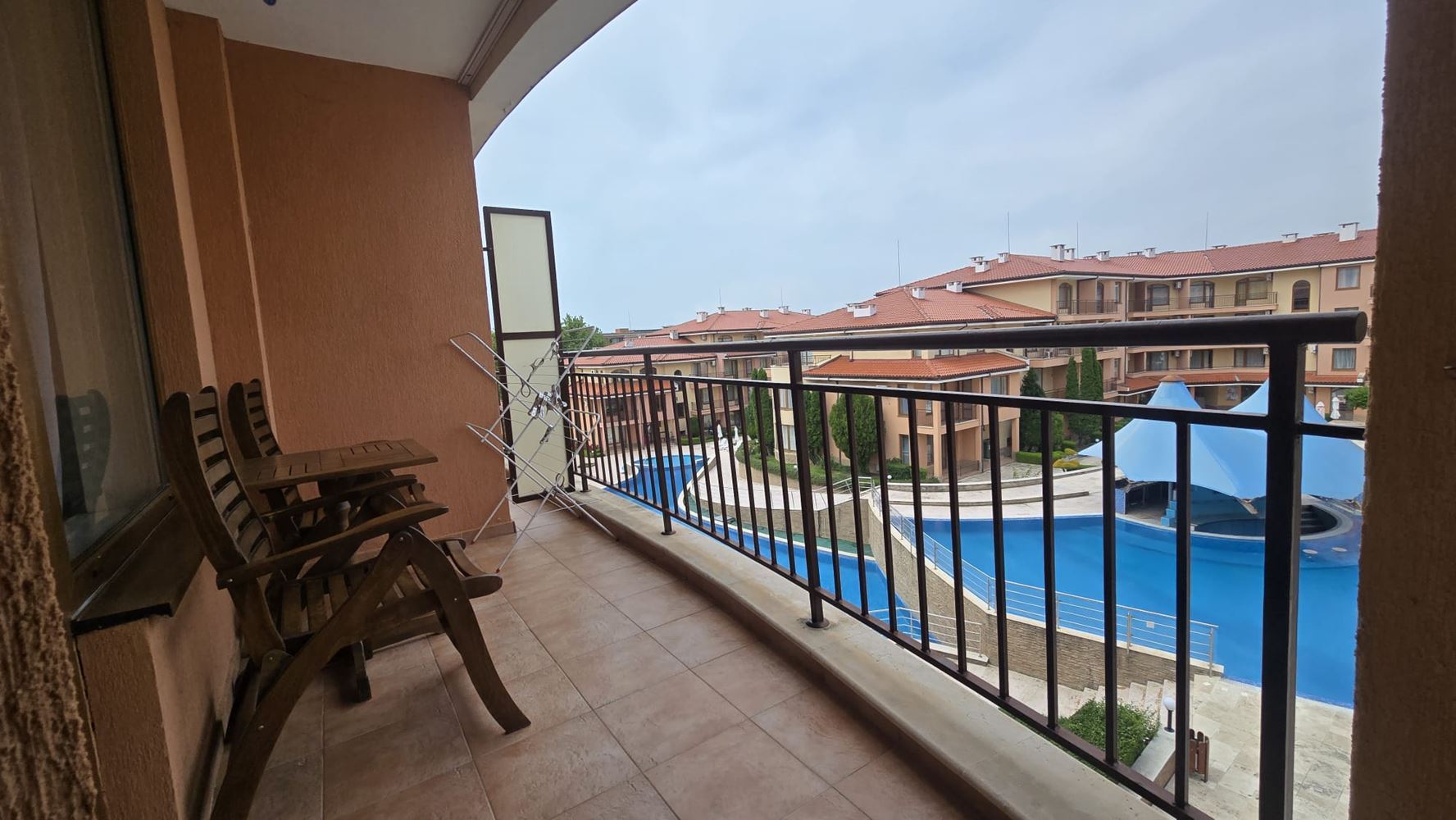Zweizimmerwohnung mit Poolblick in Sveti Vlas – nur wenige Meter vom Meer entfernt
