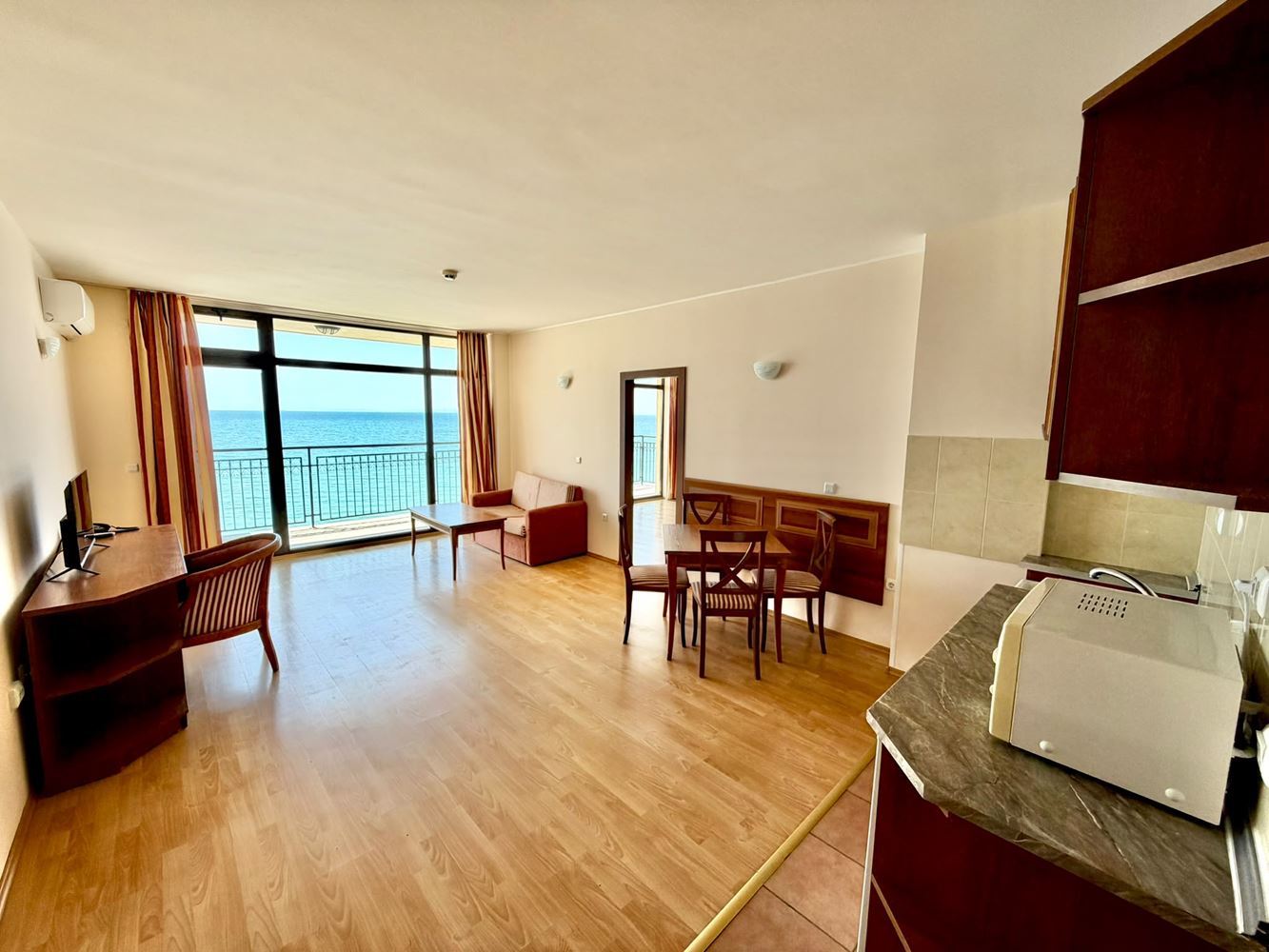 2-Zimmer-Wohnung mit Panoramablick auf das Meer in erster Meereslinie in Sveti Vlas