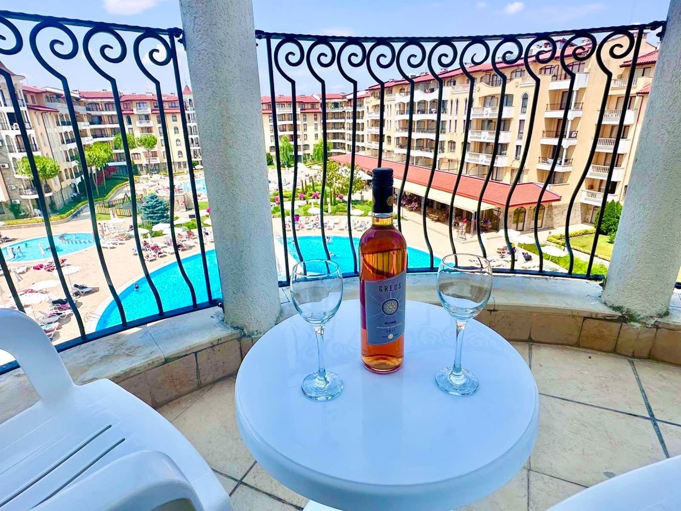 Einzigartige 2-Zimmer-Wohnung mit Balkon und Poolblick in einer prestigeträchtigen Anlage in Sonnenstrand