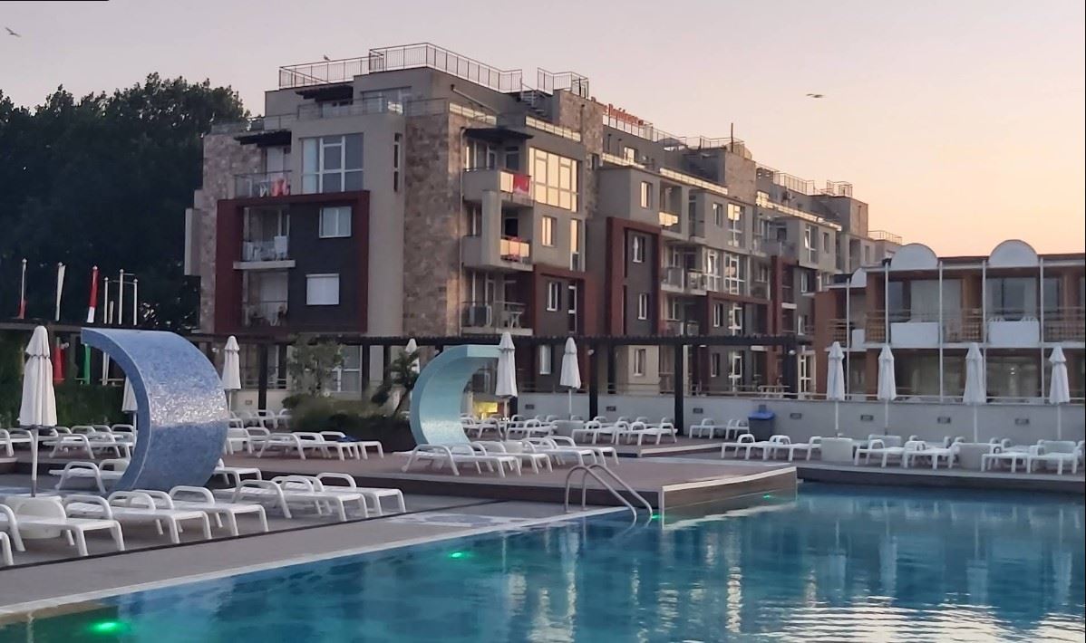 Geräumige 2-Zimmer-Wohnung 50 Meter vom Strand in Sonnenstrand – ausgezeichnete Lage und Komfort in einer geschlossenen Anlage