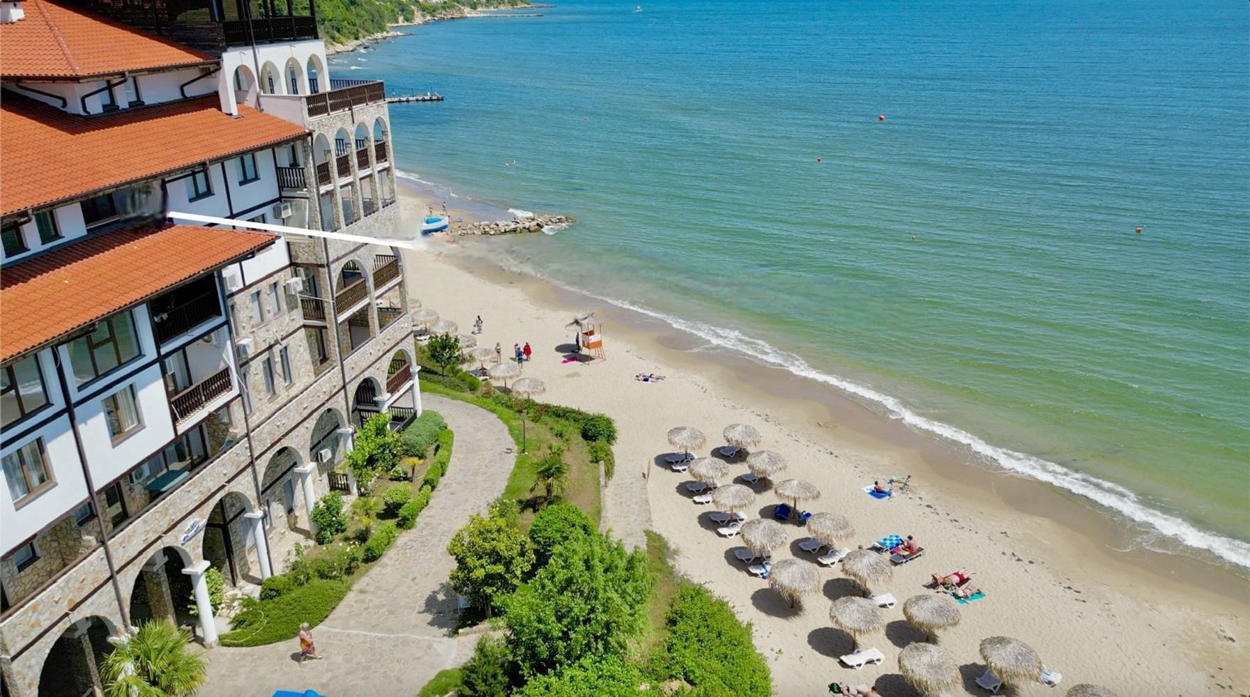Luxus und Ruhe in erster Meereslinie in Sweti Wlas – großzügige 2-Zimmer-Wohnung mit Blick auf den Pool