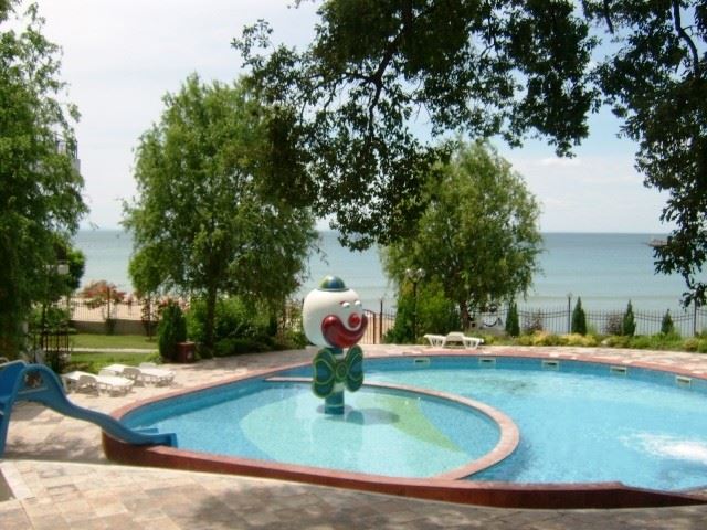 Panorama-Apartment mit zwei Schlafzimmern nur wenige Meter vom Strand entfernt in Elenite mit atemberaubendem Blick auf die Bucht