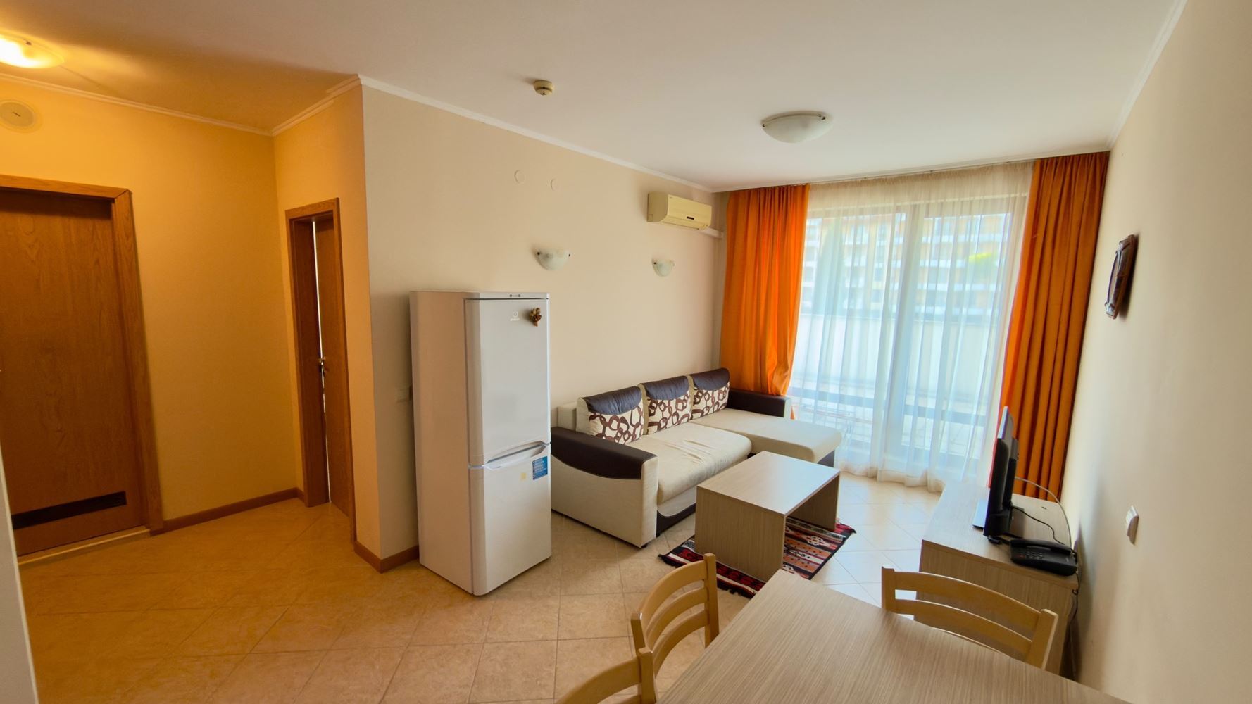 Geräumige Zweizimmerwohnung mit großer Terrasse und Poolblick in Sonnenstrand