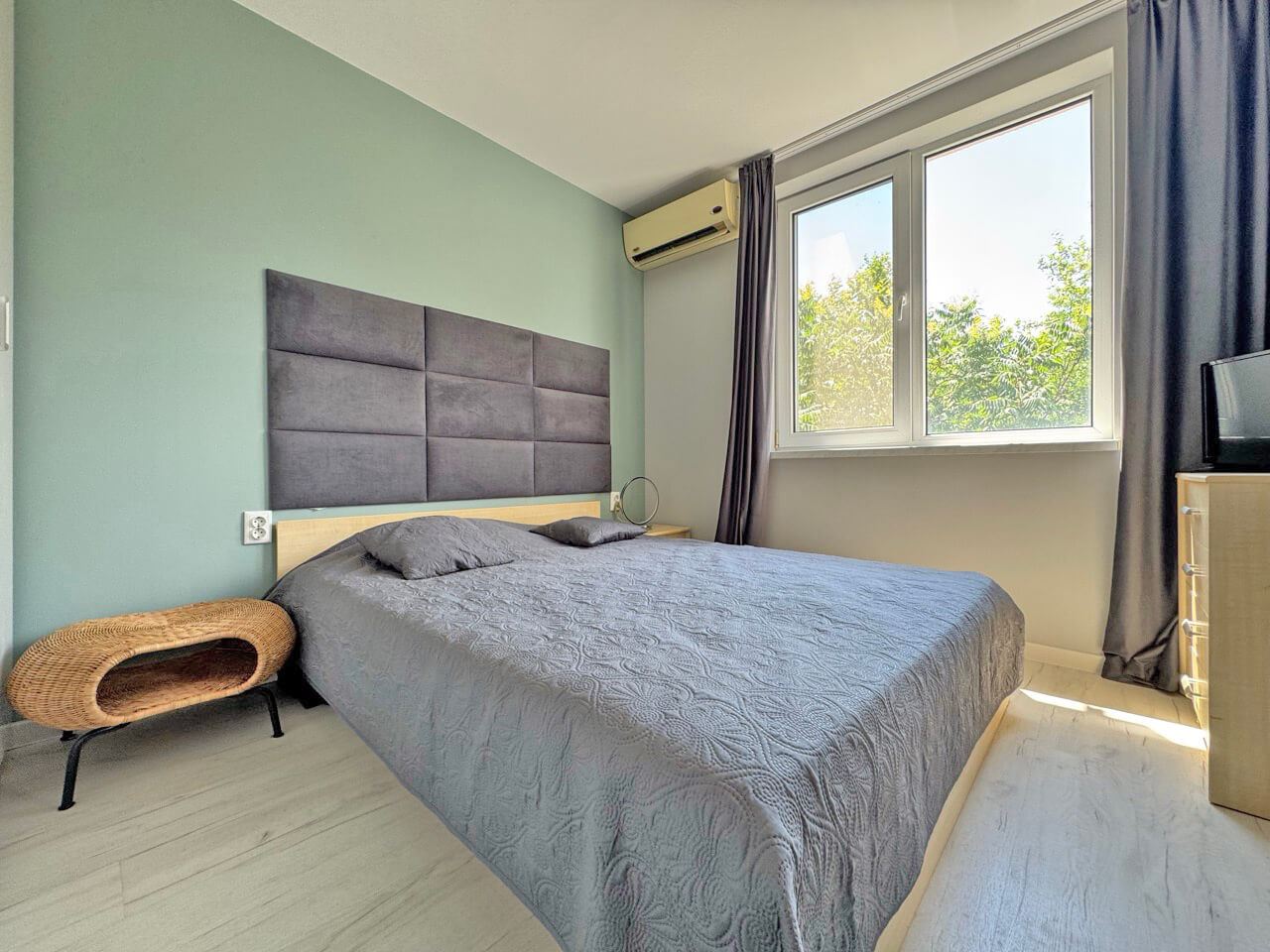 Stilvolle Zweizimmerwohnung mit einem Schlafzimmer in einer prestigeträchtigen Anlage in Sonnenstrand – komplett renoviert und bezugsfertig