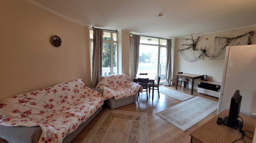 Zwei-Zimmer-Wohnung in erster Linie in Elenite mit Meerblick und ausgezeichnetem Investitionspotenzial