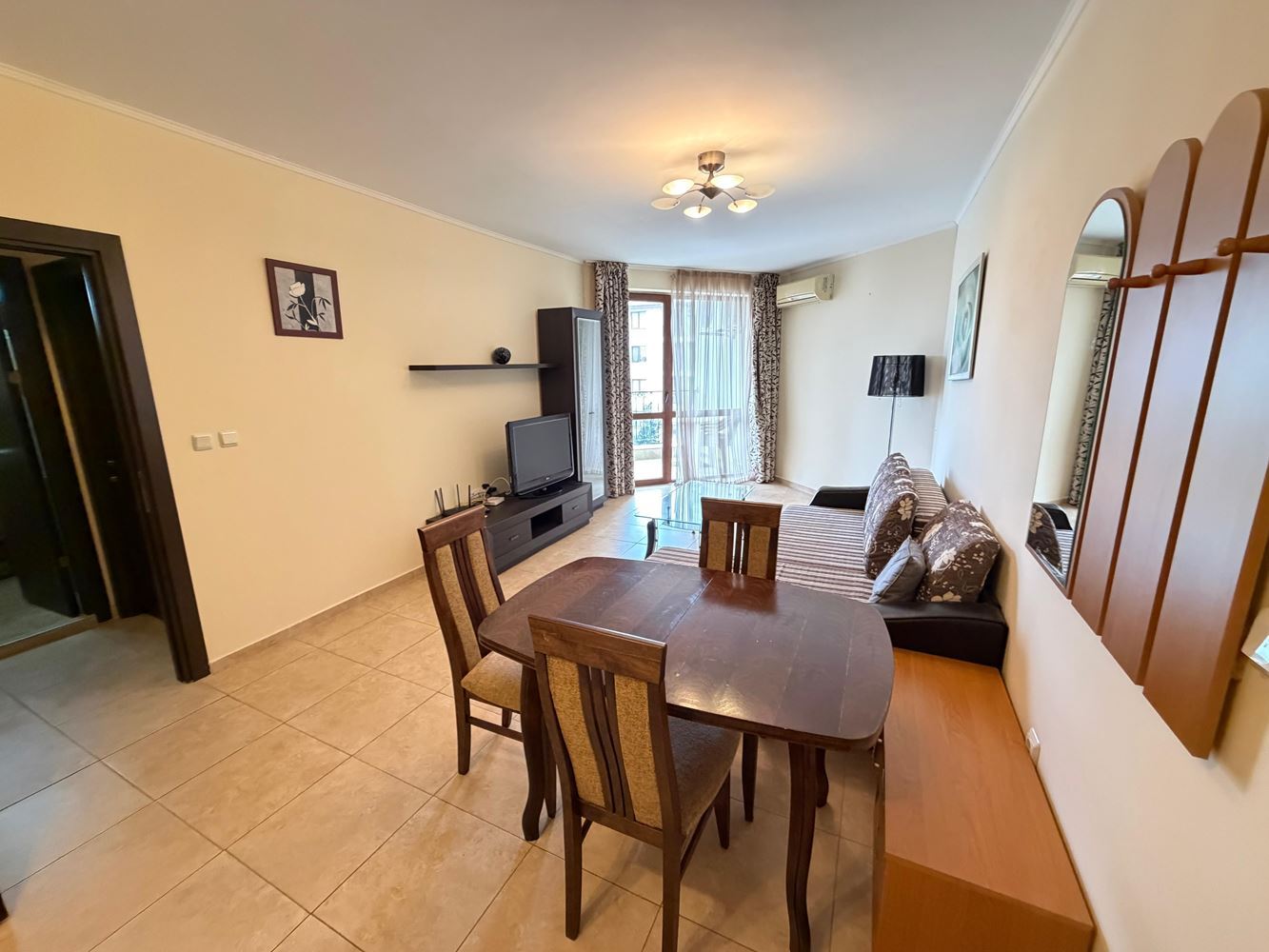 Apartment mit zwei Schlafzimmern und Poolblick in Nessebar – Raum, Komfort und ausgezeichnete Lage nur 300 Meter vom Meer entfernt