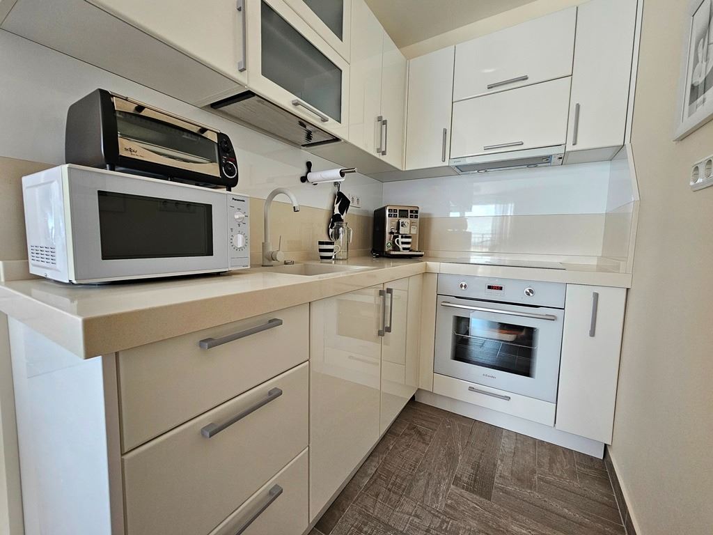 Luxuriöses Panoramaapartment in erster Meereslinie mit zwei Schlafzimmern und einer riesigen Terrasse