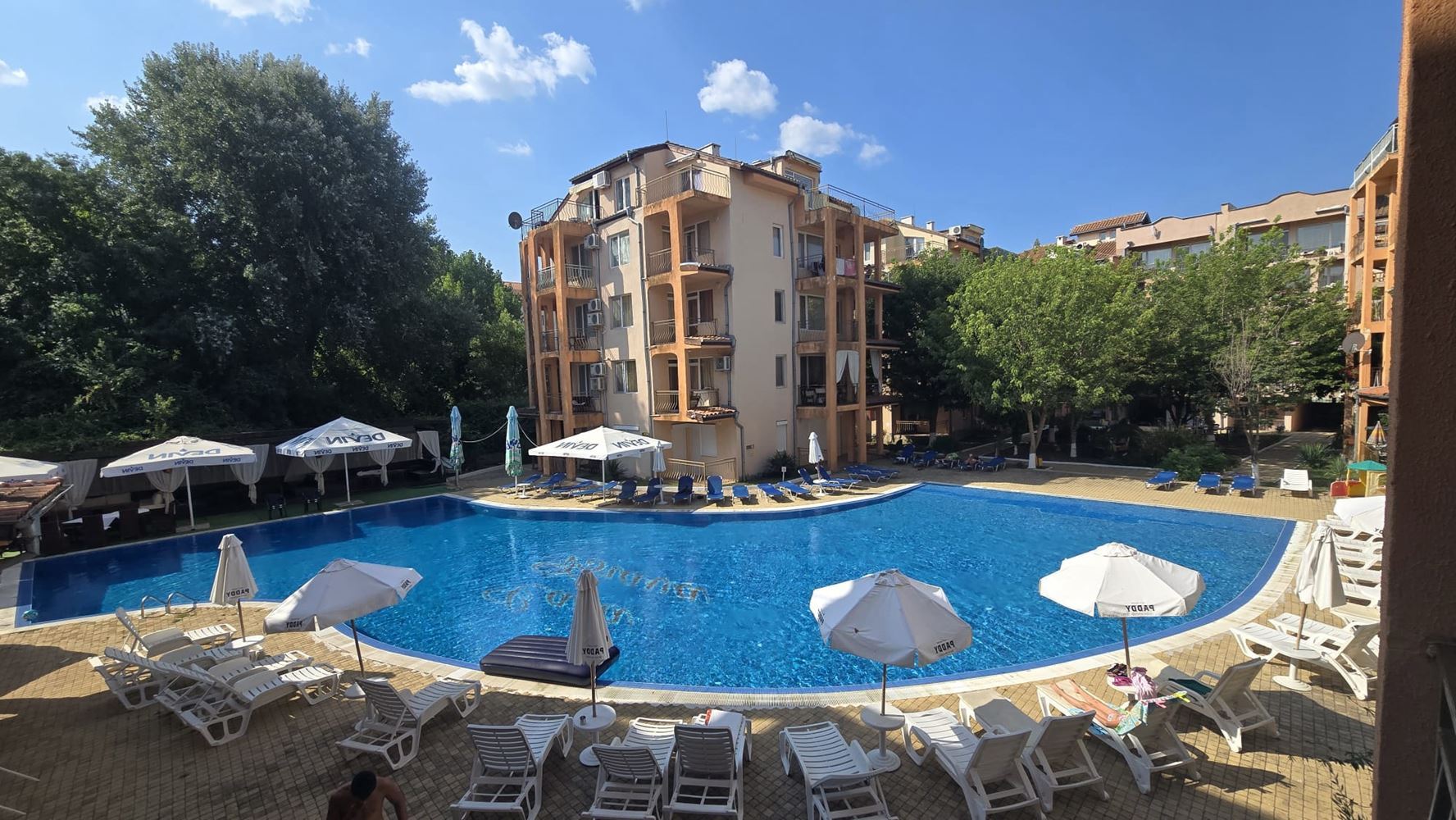 Drei-Zimmer-Wohnung mit Südausrichtung und Blick auf den Pool in Sonnenstrand