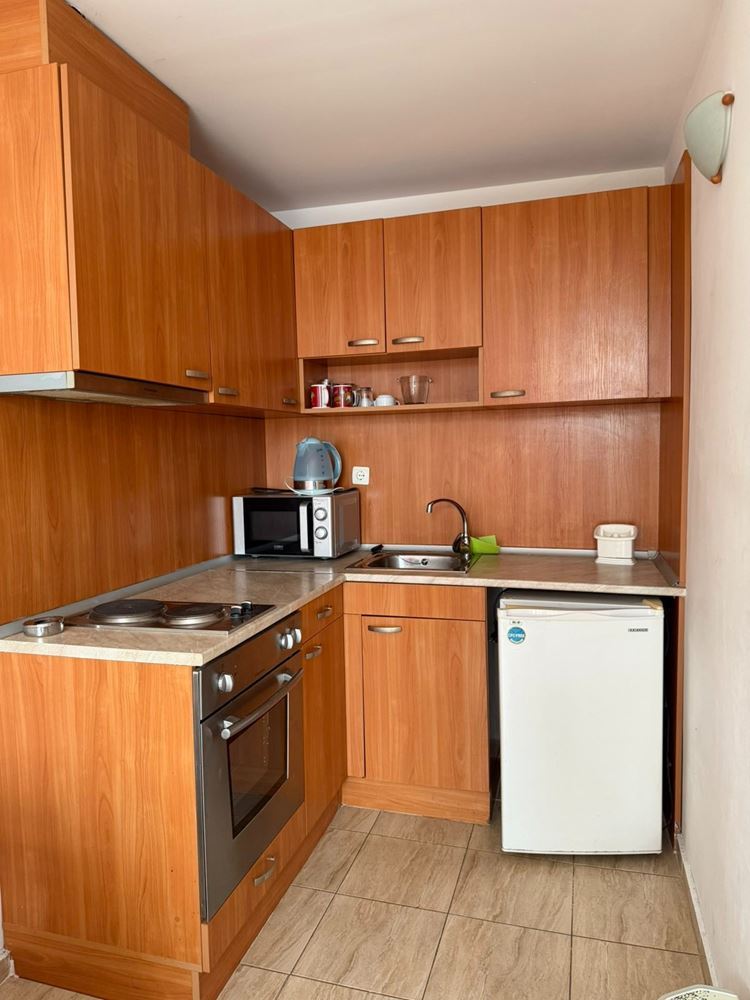 Großzügige 2-Zimmer-Wohnung im obersten Stockwerk in Sonnenstrand mit Swimmingpool und grüner Umgebung