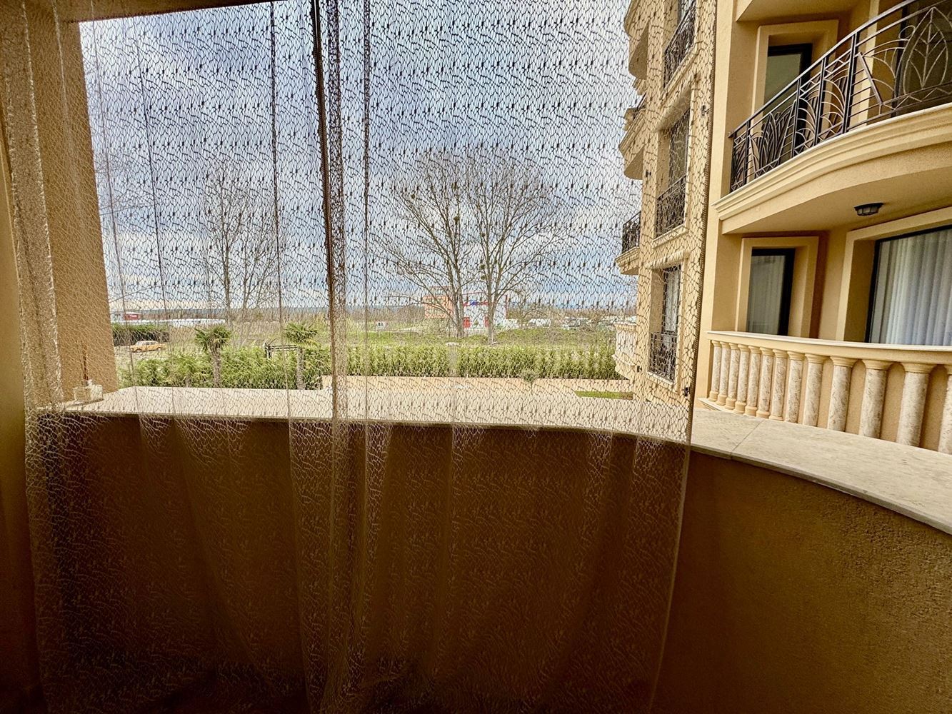 Zwei-Zimmer-Oase in einem neuen Luxuskomplex in Sonnenstrand – mit Poolblick