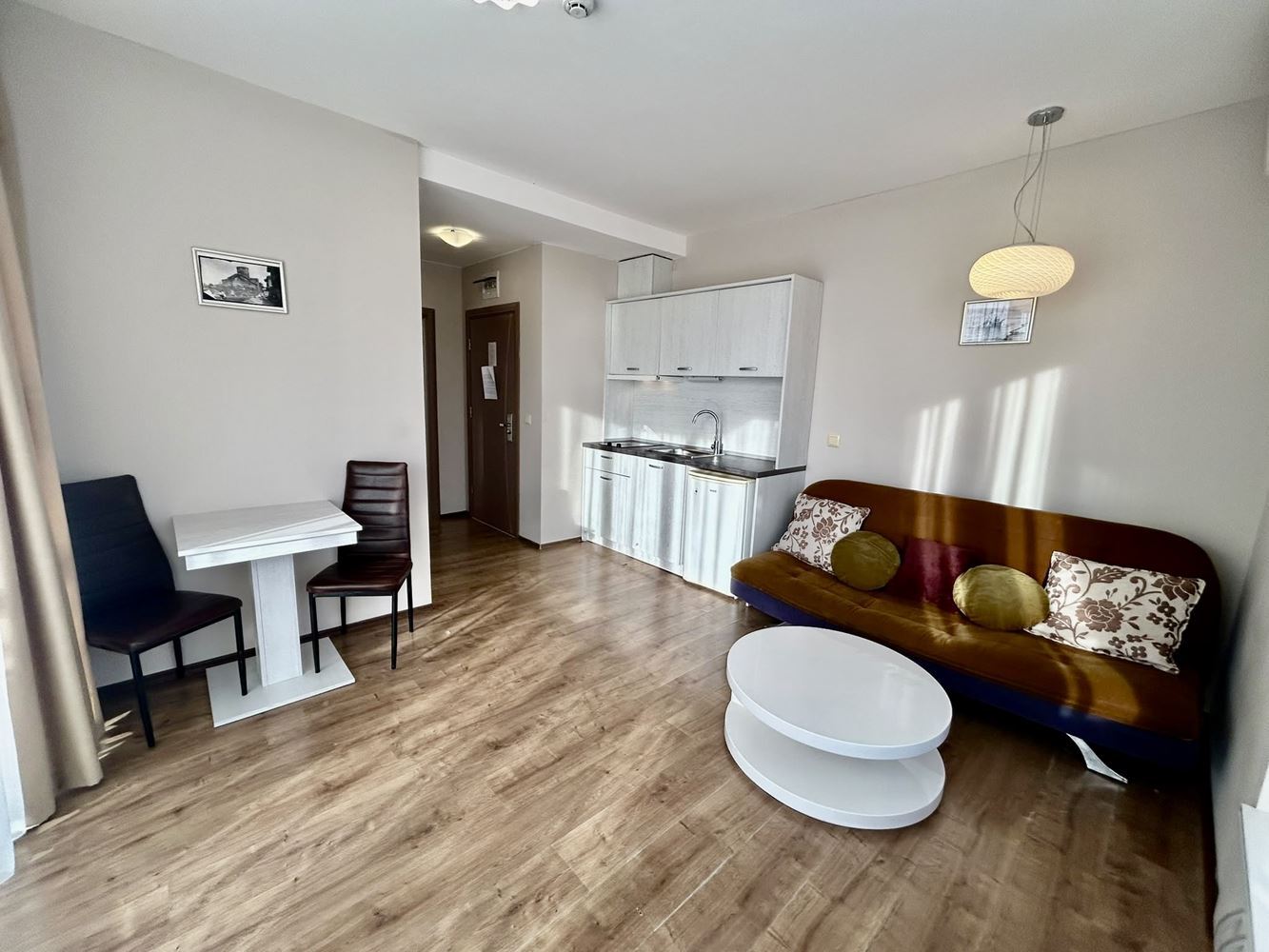 Zweizimmerwohnung mit Blick auf den Pool in einer Anlage mit umfangreicher Infrastruktur