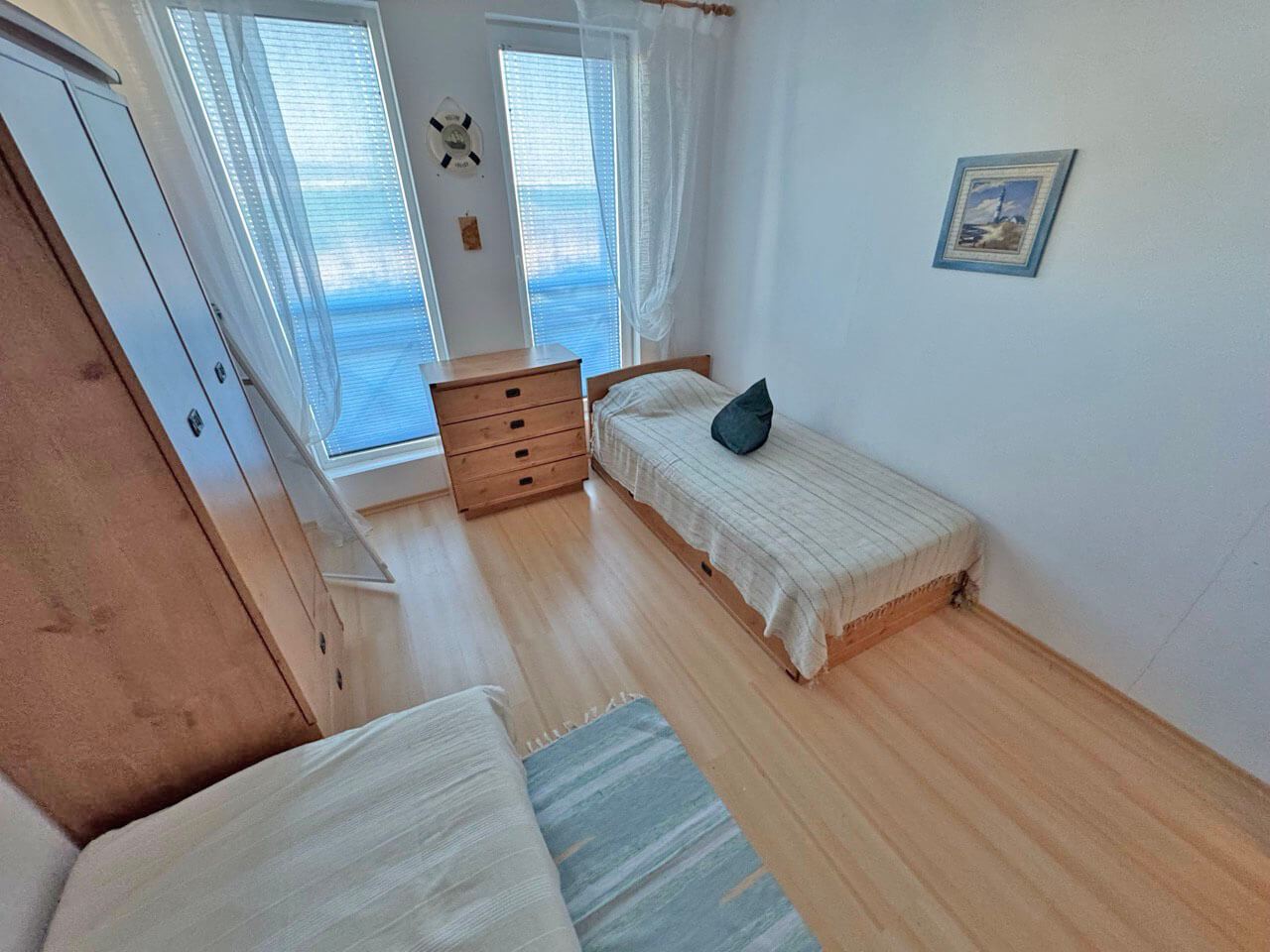 Drei-Zimmer-Wohnung in einem Komplex mit gut organisierter Umgebung und gemütlicher Atmosphäre