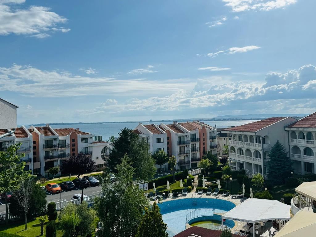 Stilvolle Zwei-Zimmer-Wohnung in einer Eliteanlage im Herzen von Sveti Vlas