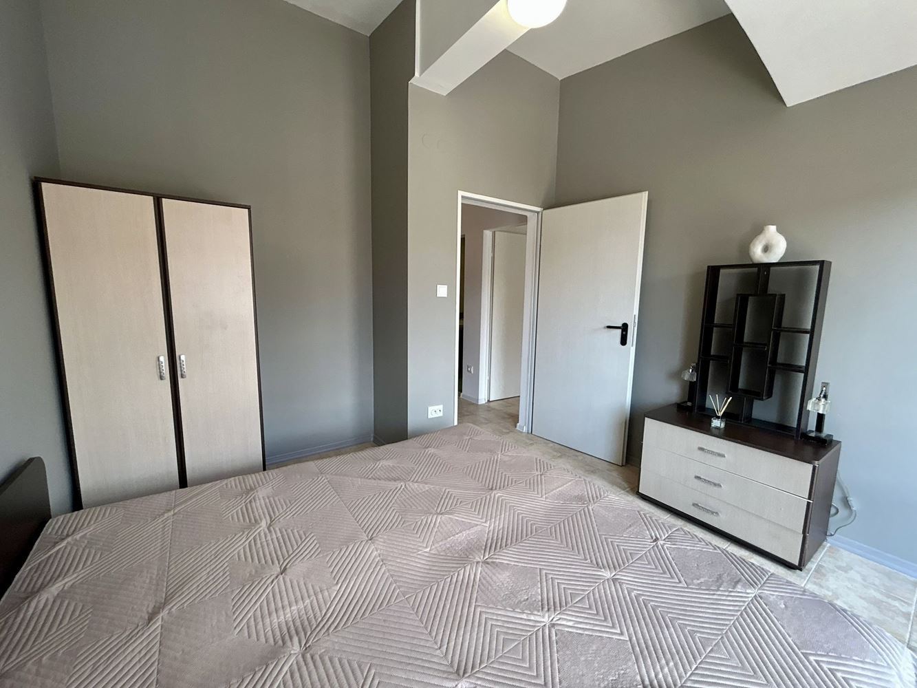 Geräumige 3-Zimmer-Wohnung in Sveti Vlas inmitten von viel Grün