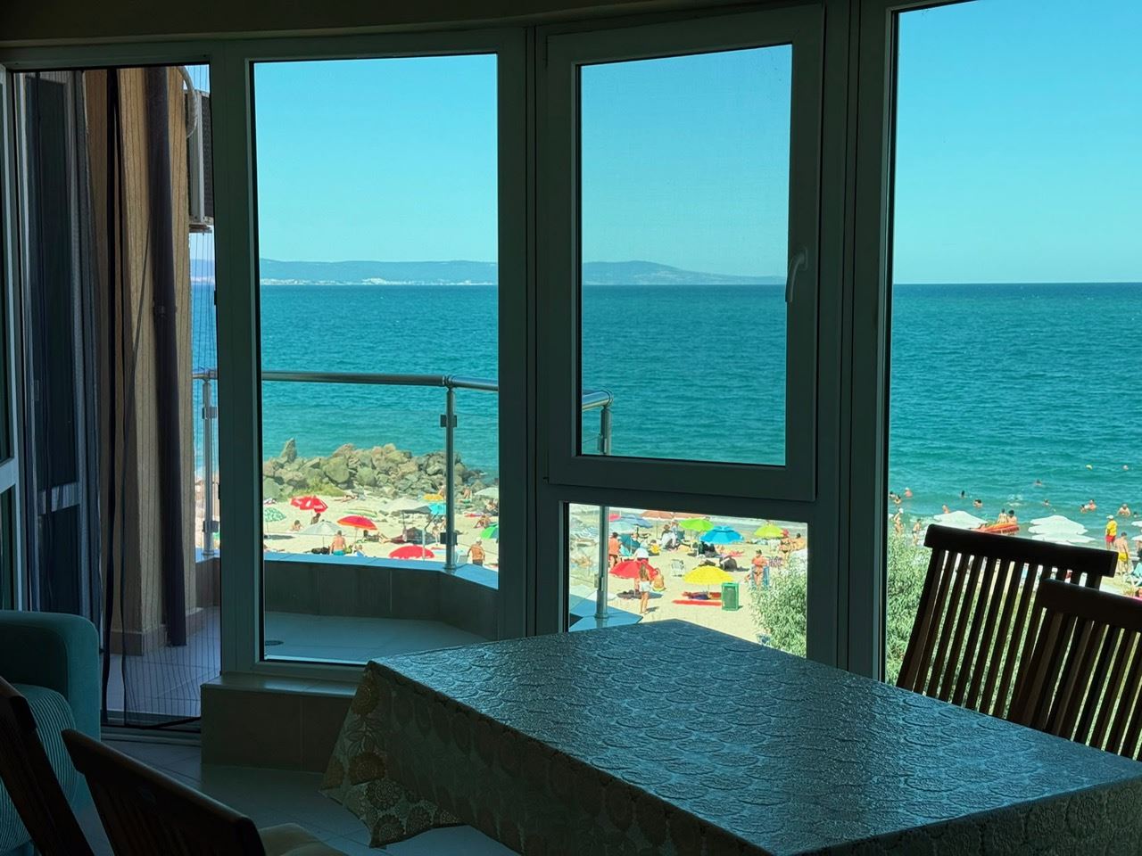 Direkter Meerblick – großzügige 2-Zimmer-Wohnung in erster Meereslinie in Pomorie