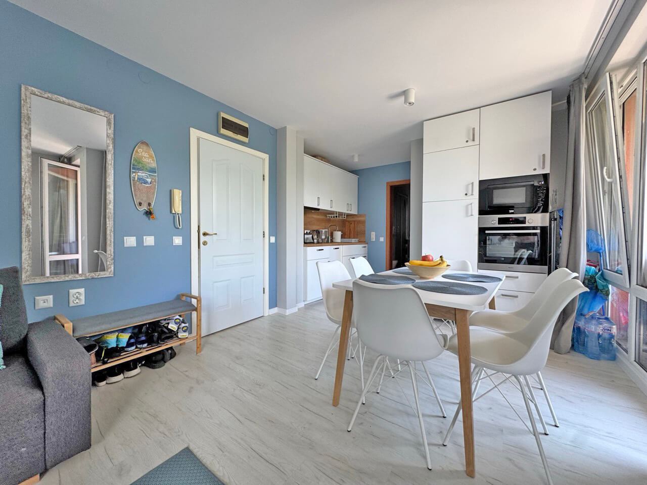 Stilvolle Zweizimmerwohnung mit einem Schlafzimmer in einer prestigeträchtigen Anlage in Sonnenstrand – komplett renoviert und bezugsfertig