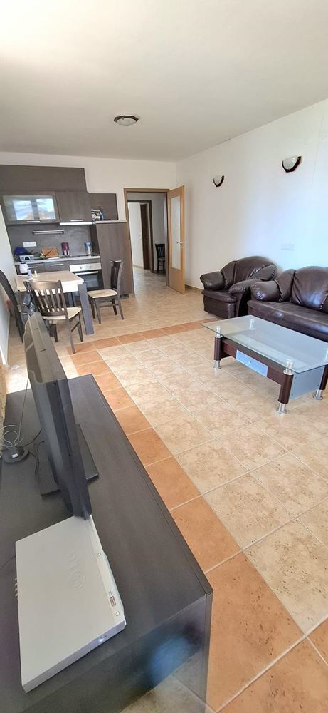 3-Zimmer-Wohnung in erster Linie mit frontalem Meerblick in Pomorie. Mit Tiefgaragenstellplatz!