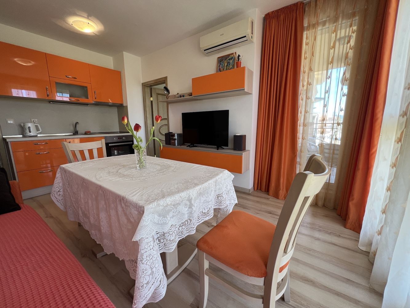 Sonnige Zweizimmerwohnung in Sonnenstrand – voll möbliert, mit ausgezeichneter Lage nahe dem Strand