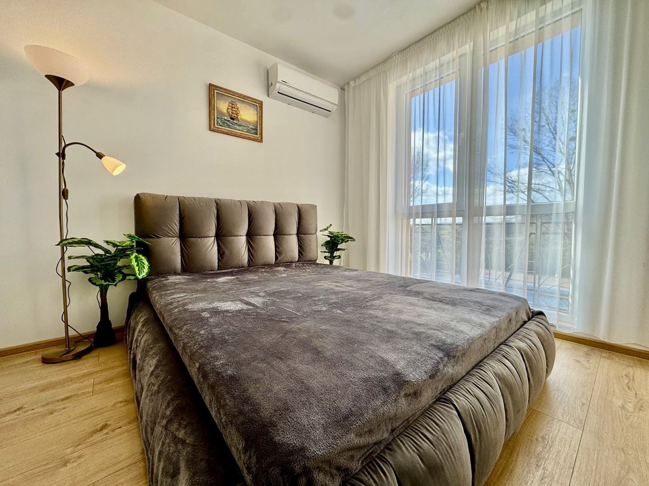 Zwei-Zimmer-Oase in einem neuen Luxuskomplex in Sonnenstrand – mit Poolblick