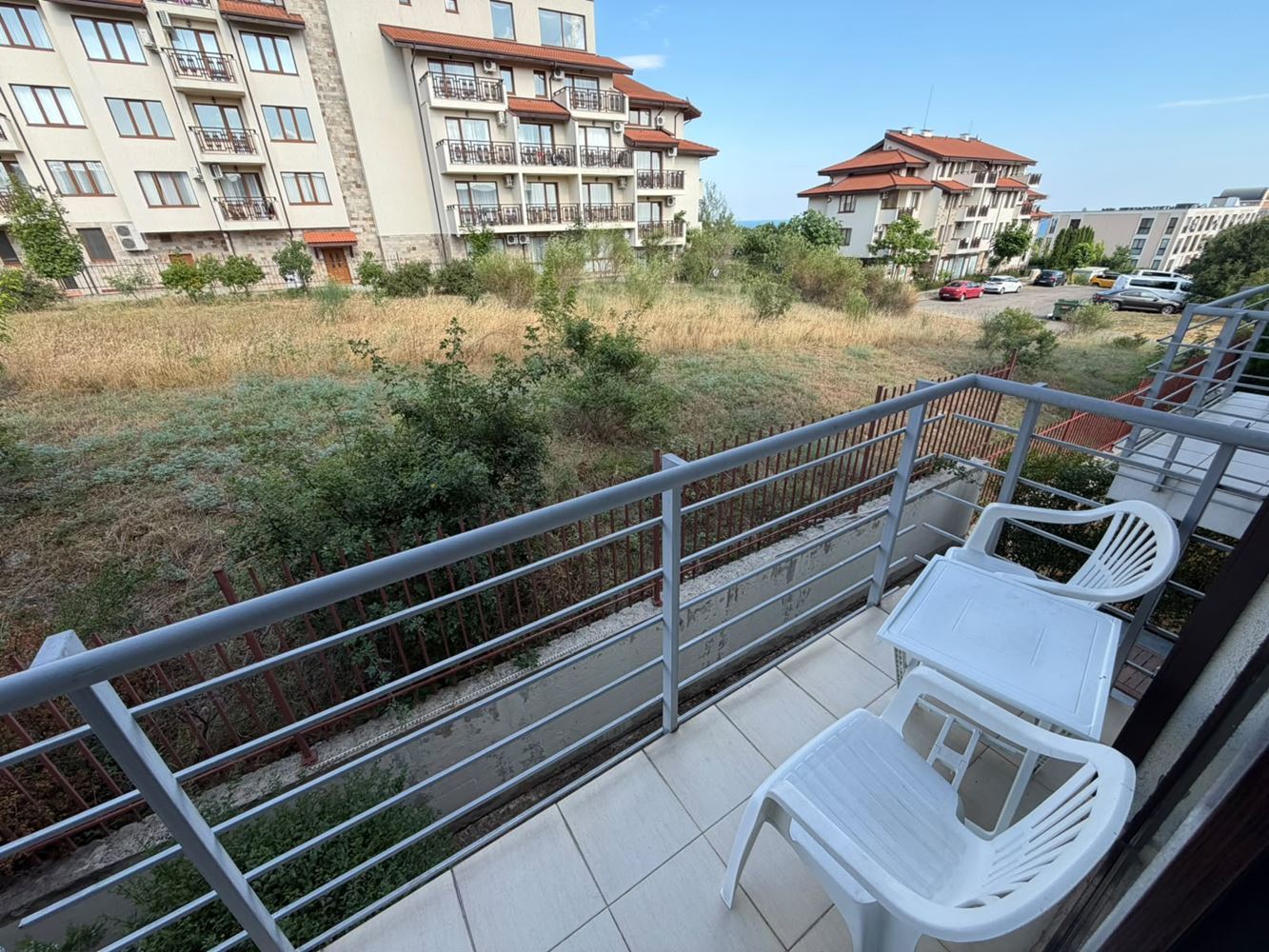 Geräumige Wohnung mit zwei Schlafzimmern mit Meer- und Bergblick in einer schönen geschlossenen Wohnanlage am Meer