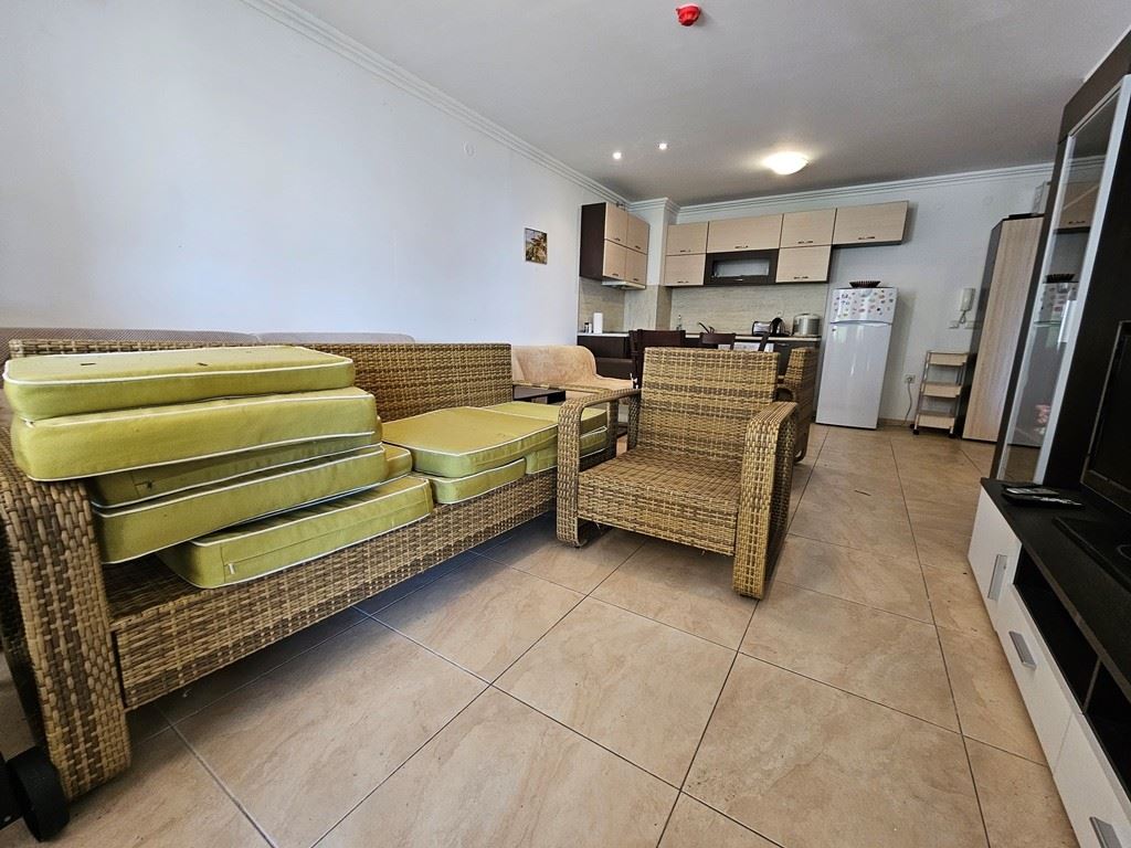 Luxus in erster Meereslinie – stilvolle Wohnung mit Veranda, privatem Garten und Meerblick in Sveti Vlas