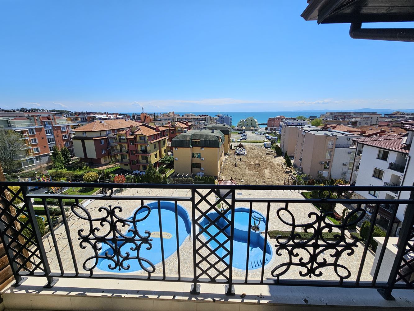 Drei-Zimmer-Wohnung mit Meerblick – Dachgeschoss mit zwei Terrassen in einer Anlage in Nessebar