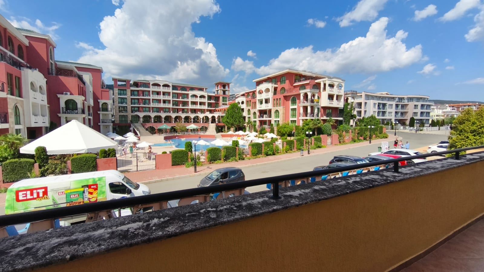 Geräumiges Zwei-Schlafzimmer-Apartment mit Meerblick in Sveti Vlas, nur 200 Meter vom Strand entfernt