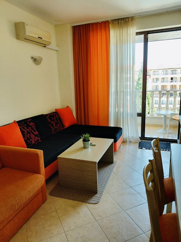Meereskomfort mit Poolblick – Wohnung mit einem Schlafzimmer in einer prestigeträchtigen Anlage in Sonnenstrand
