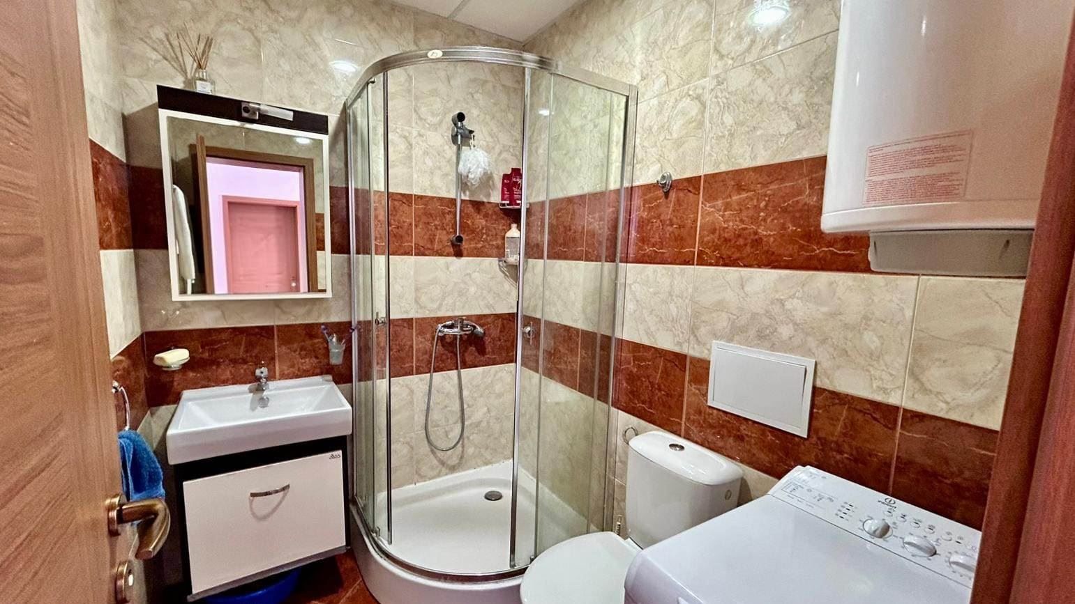 Sveti Vlas – Drei-Zimmer-Wohnung mit direktem Panoramablick auf das Meer in einer Anlage in erster Linie