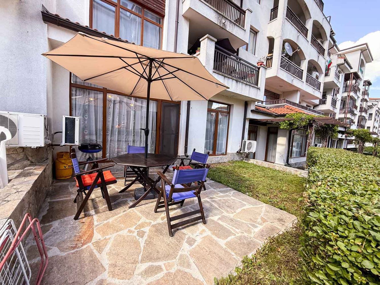 Großzügige Zweizimmerwohnung mit kleinem Privatgarten und großer Veranda in einer Anlage bei Aheloy