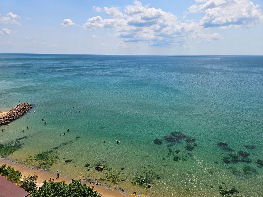 Luxuriöses Panoramaapartment in erster Meereslinie mit zwei Schlafzimmern und einer riesigen Terrasse