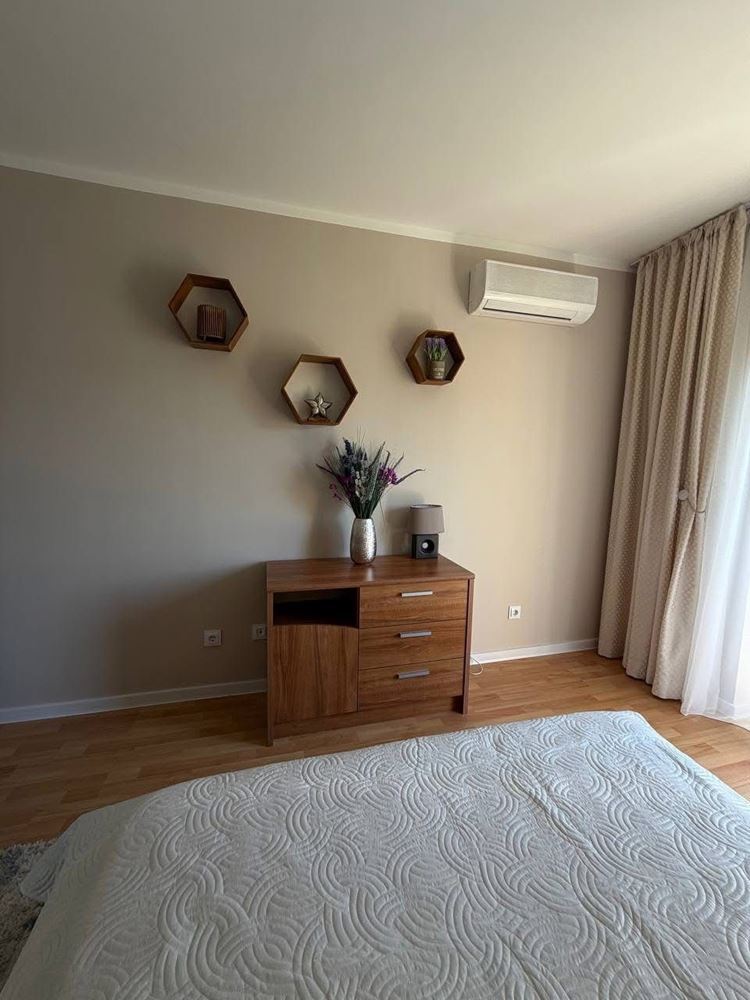 Geräumige Wohnung mit zwei Schlafzimmern und Meerblick in erster Linie in Ravda