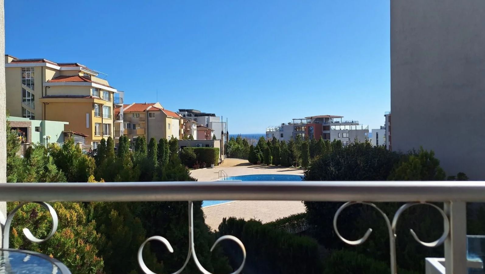 Wohnung mit einem Schlafzimmer in erster Meereslinie in Sveti Vlas – gemütliche Immobilie mit Blick auf Pool und Meer